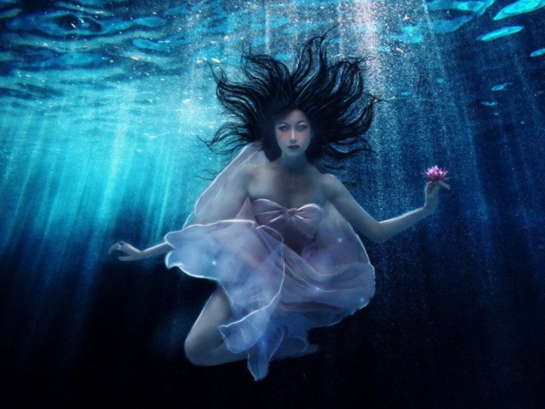 girl_underwater.jpg