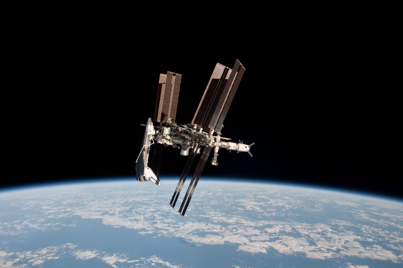 space_shuttle_and_space_station_photographed_together.jpg