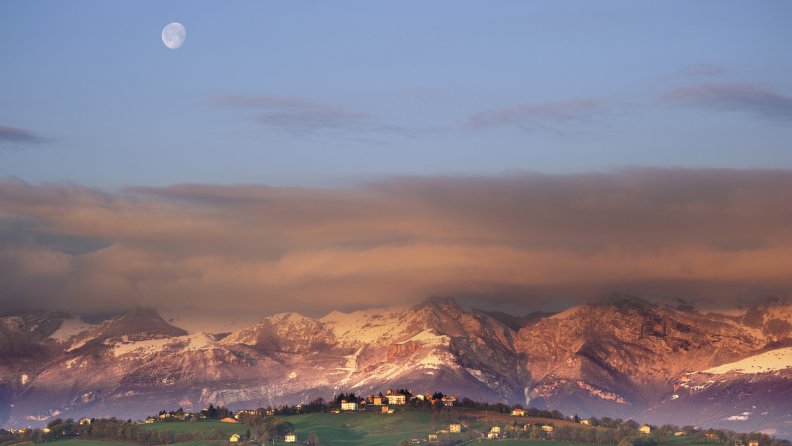 moonset_over_tuscan_landscape.jpg
