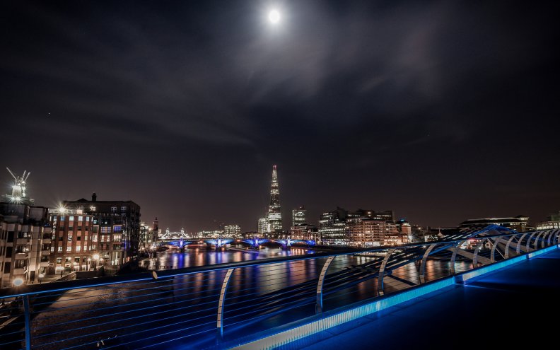 moon_over_the_thames_in_london.jpg