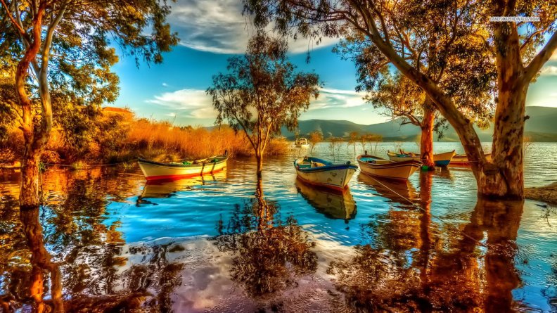 boats_on_the_lake_in_autumn.jpg