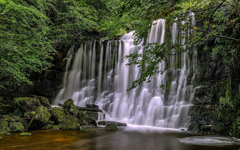 waterfall_near_grassington_yorkshire_england.jpg
