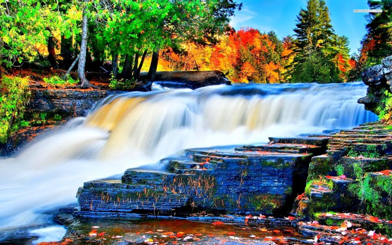 waterfalls_in_the_autumn.jpg