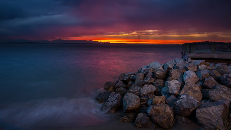 vivid_sunset_on_rocky_shore.jpg