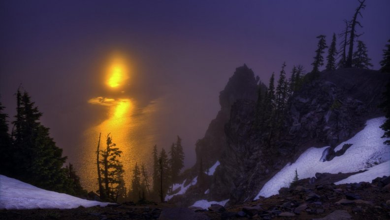 reflection_of_a_sunset_on_crater_lake.jpg