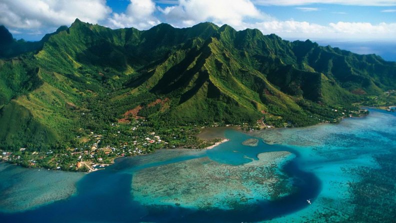 aerial_view_of_moorea_islands_in_french_polynesia.jpg