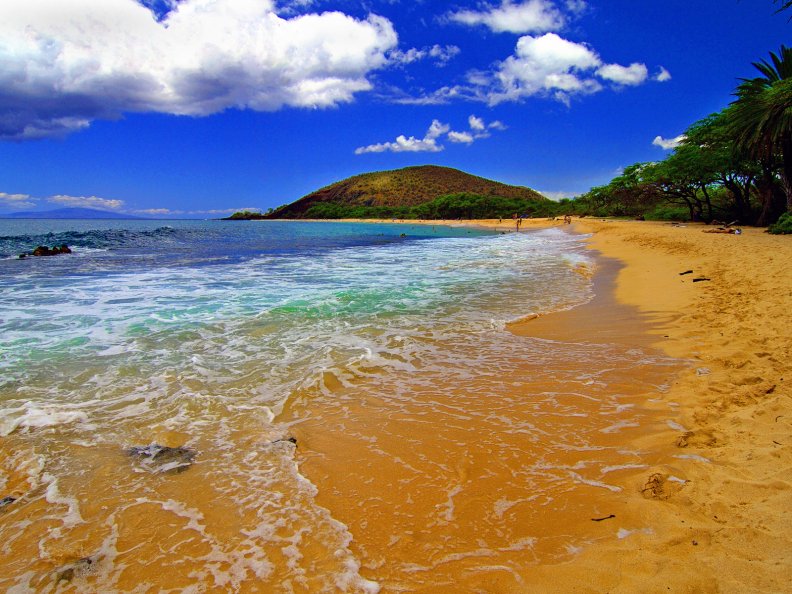 beautiful_clouds_over_hawaiian_beach.jpg