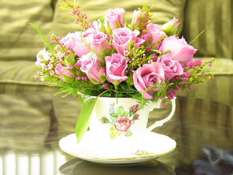 sweet_pink_roses_in_a_teacup.jpg