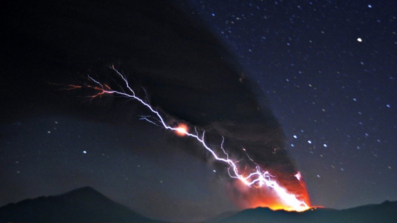 volcano_lightning.jpg