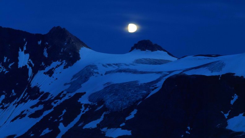 moon_over_snow_covered_mountains.jpg