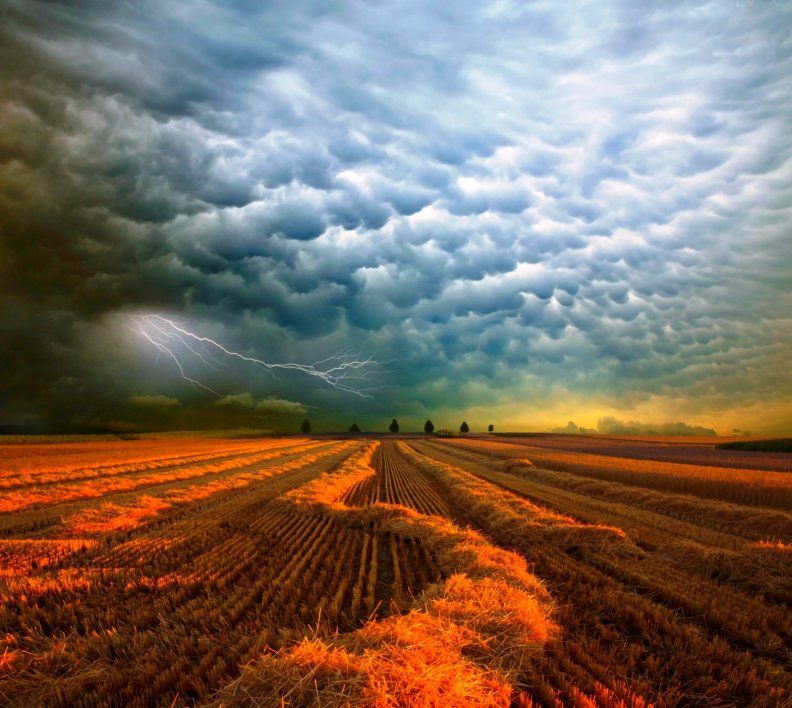 thunderstorm_over_the_field_strohgaeu.jpg