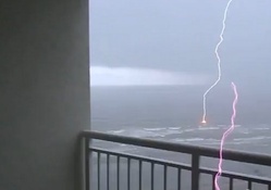 lightning vs ocean