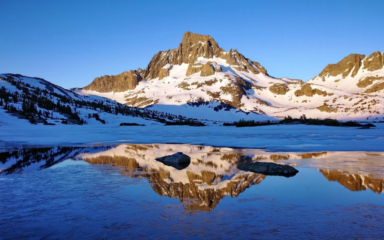 snow_covered_mountain_reflection.jpg