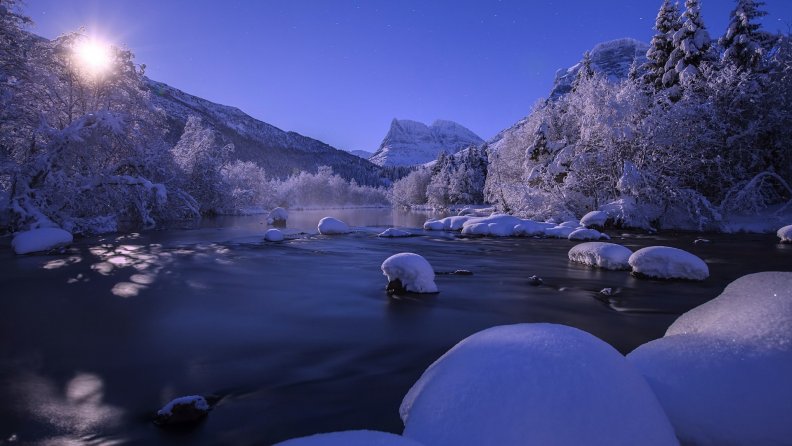magnificent_river_in_winter_at_twilight.jpg