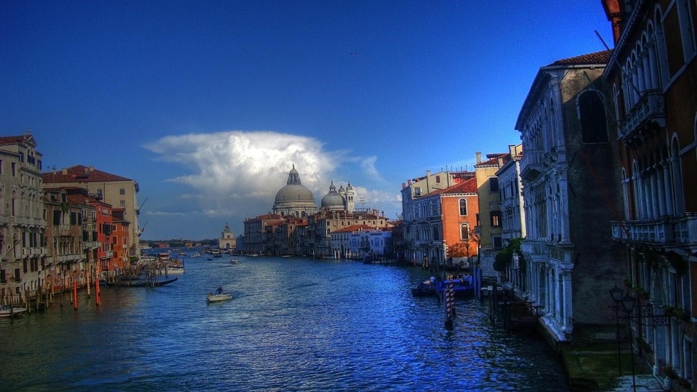 the wonderful grand canal in venice