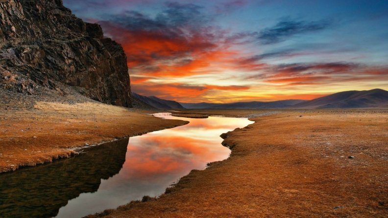 river_at_sunset_in_an_arid_prairie_hdr.jpg