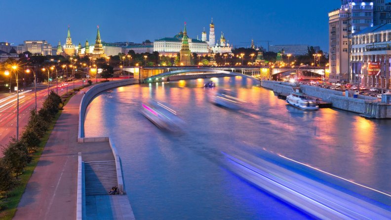 river_in_moscow_at_dusk_in_long_exposure.jpg