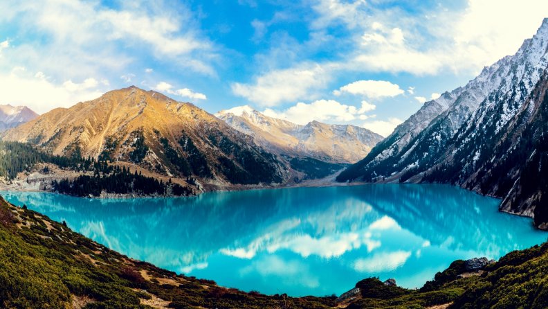 beautiful_deep_blue_mountain_lake.jpg