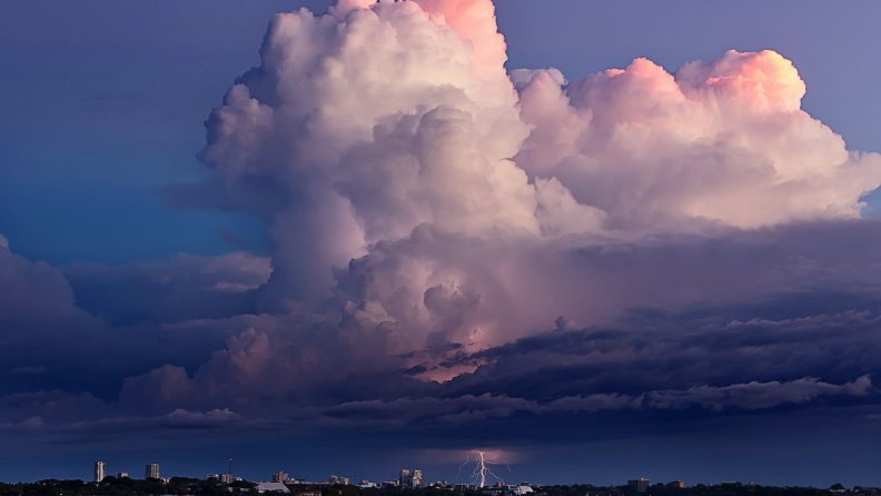 massive_cloud_above_a_lightning_storm.jpg
