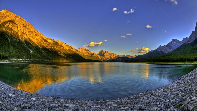 gorgeous_mountain_lake_at_sunrise.jpg