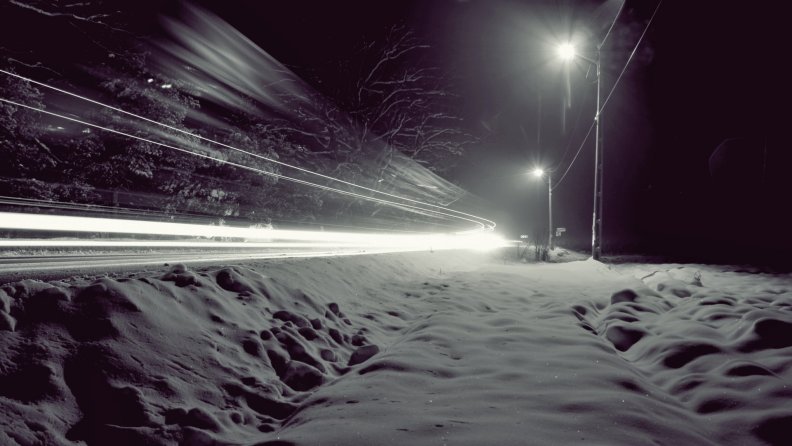 light_from_a_winter_road_embankment_in_long_exposure.jpg