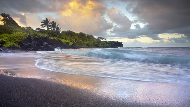 waves_crashing_on_an_hawaiian_beach.jpg