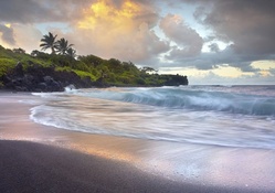 waves crashing on an hawaiian beach