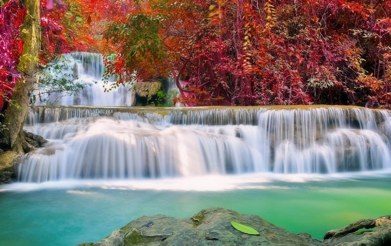 waterfall_in_autumn.jpg