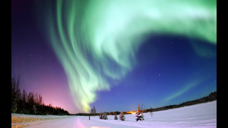 aurora_borealis_over_a_winter_scene.jpg
