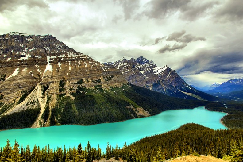turquoise_lake_in_the_mountains.jpg