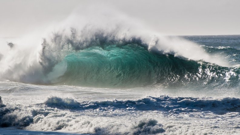 breaking_waves_in_kauai_hawaii.jpg