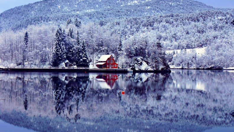 beautiful_lakeside_home_in_winter.jpg