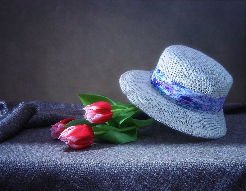 tulips_and_hat.jpg