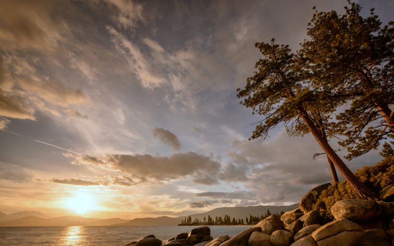 sunset_on_sandy_beach_lake_tahoe_california.jpg