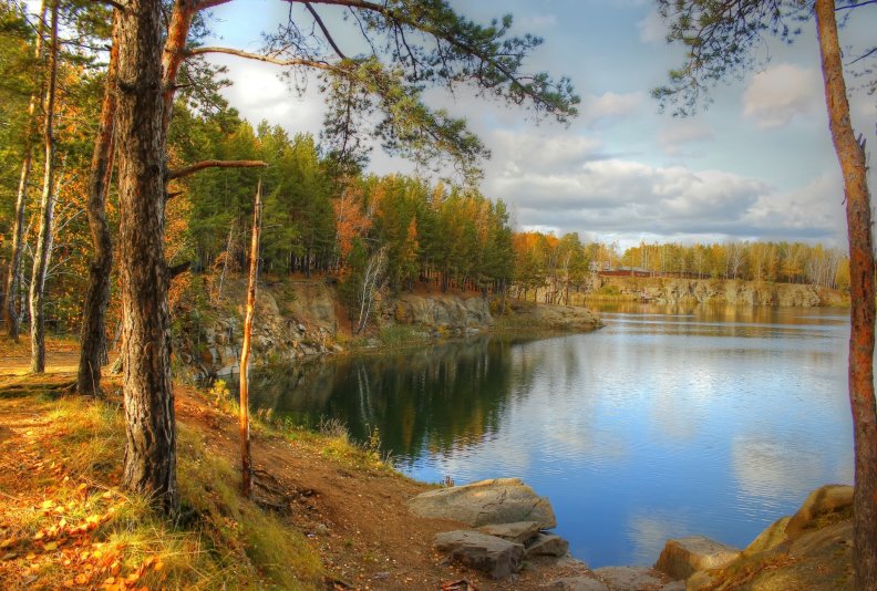 lake_in_autumn_forest.jpg