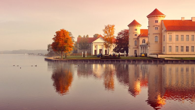 mansions_on_a_german_lake_in_autumn.jpg