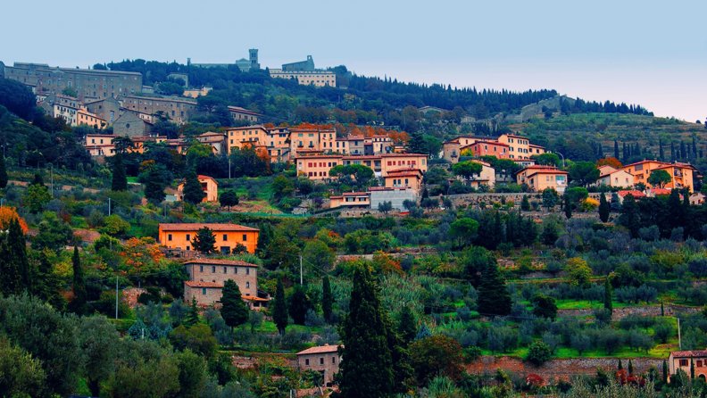 mountainside_town_in_tuscany.jpg