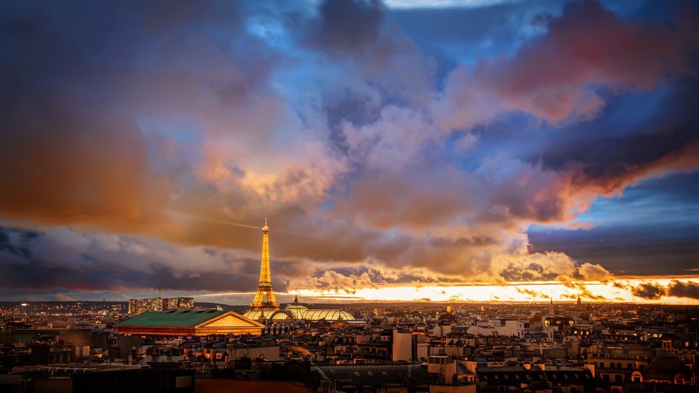 fantastic view of paris on a cloudy sunset