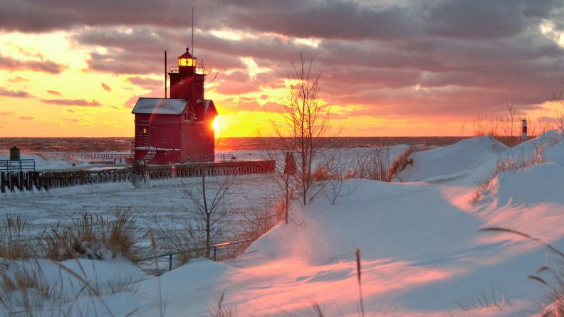 beautiful_red_lighthouse_on_a_winter_morning.jpg