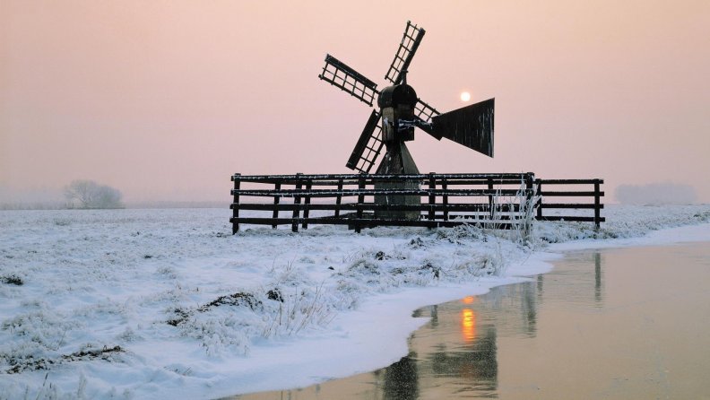 windmill_by_the_river_at_winter.jpg