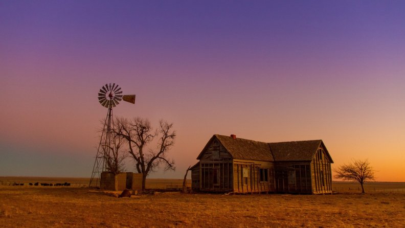 farmhouse on the prairie