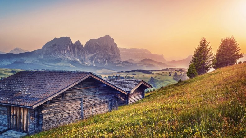 wooden_cabins_on_an_alpine_meadow_in_morning_hdr.jpg