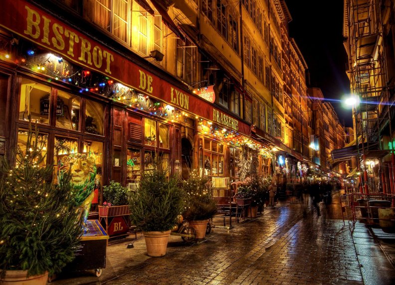 restaurant_on_a_side_street_in_lyon_at_night_hdr.jpg