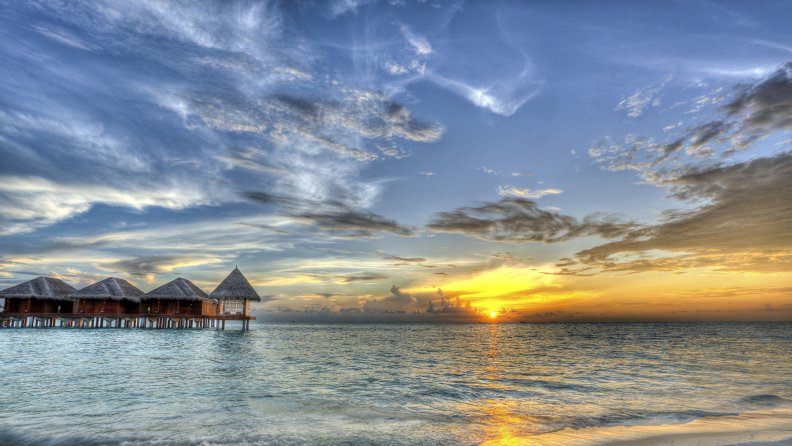 gorgeous_stilted_bungalows_in_a_maldives_sunset_hdr.jpg
