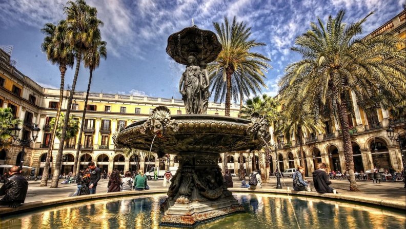 fantastic_fountain_in_a_tropical_town_square_hdr.jpg