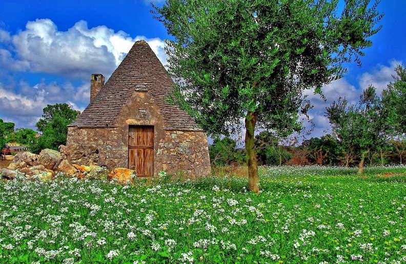 ancient Trullo house_Italy