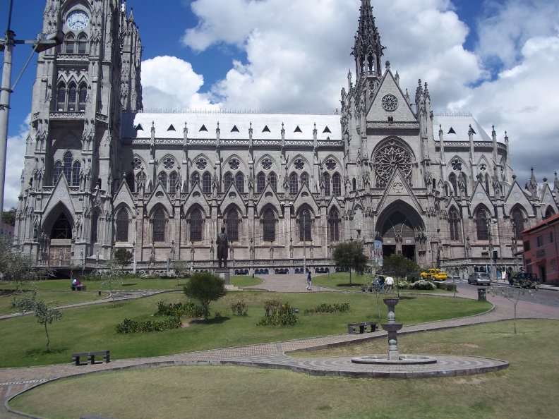 16th_century_cathedral_in_ecuador.jpg