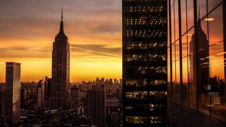 reflection_of_the_empire_state_building_at_sunset.jpg