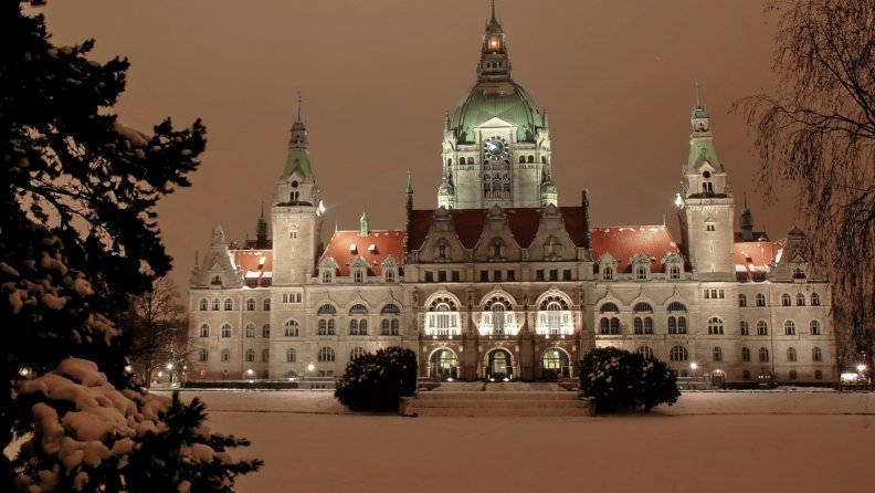 palace_in_hannover_germany_in_winter.jpg