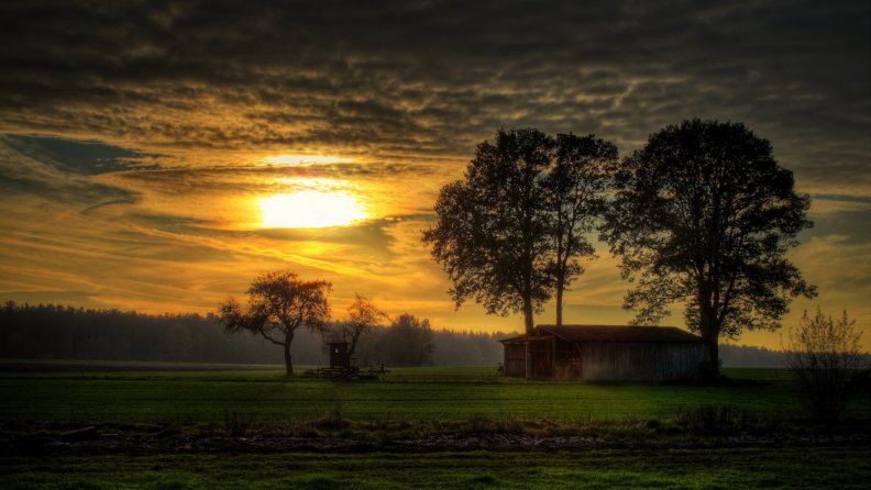 sundown_on_a_barn_in_the_fields.jpg